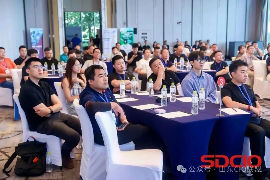 山东工业AI应用落地论坛现场，企业CIO与行业伙伴共同交流